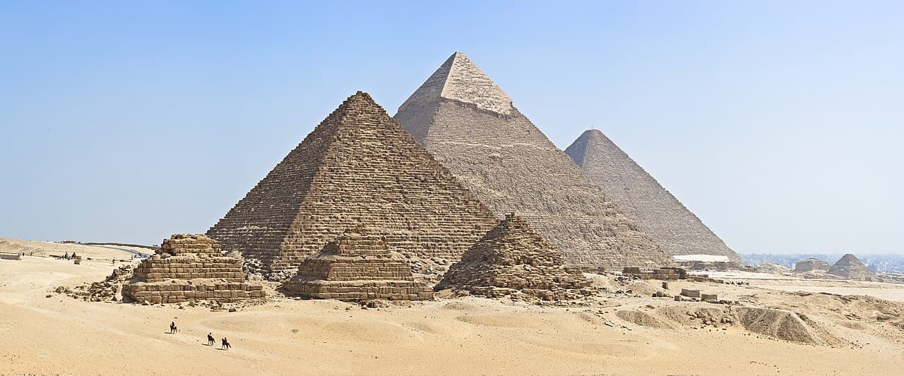 De tre store pyramidene i Giza i ørkenlandskapet