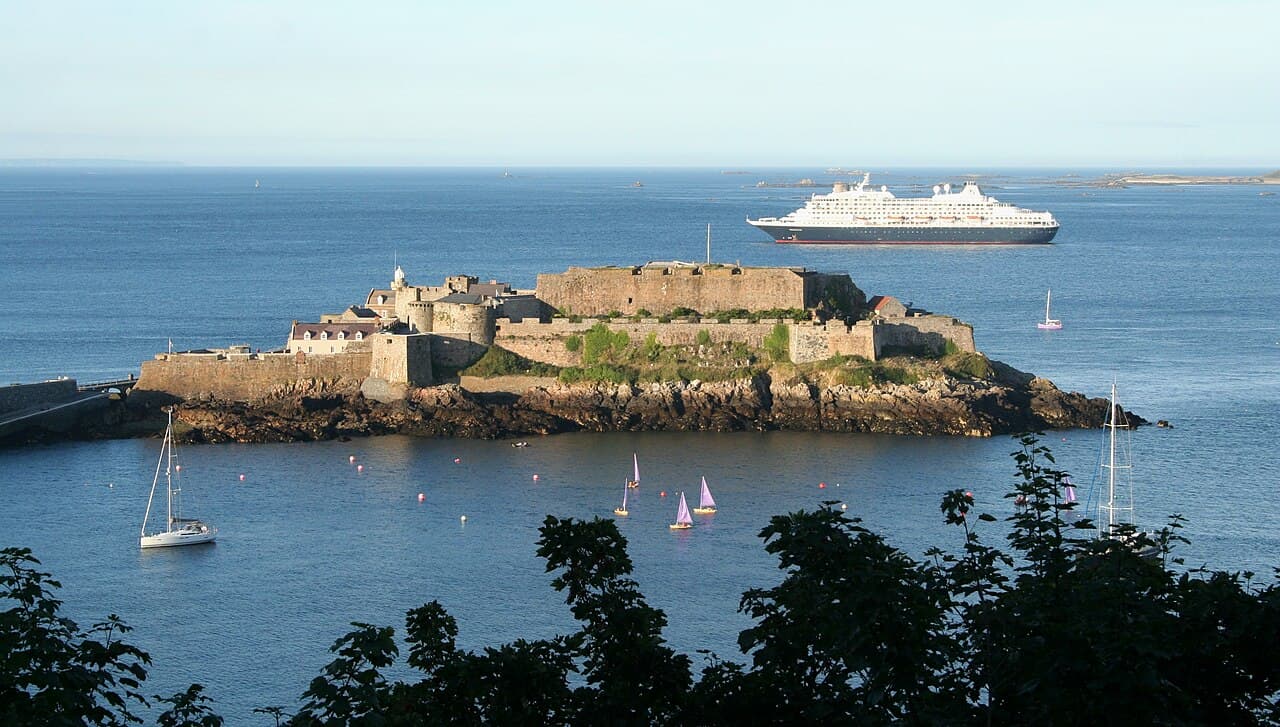 Festningen Castle Cornet i havnen ved Saint Peter Port
