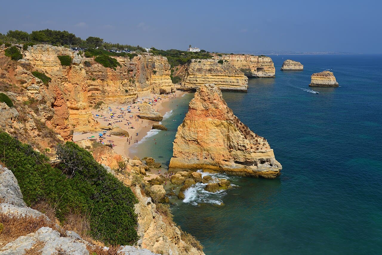 Klipper og turkist vann ved stranden Praia da Marinha