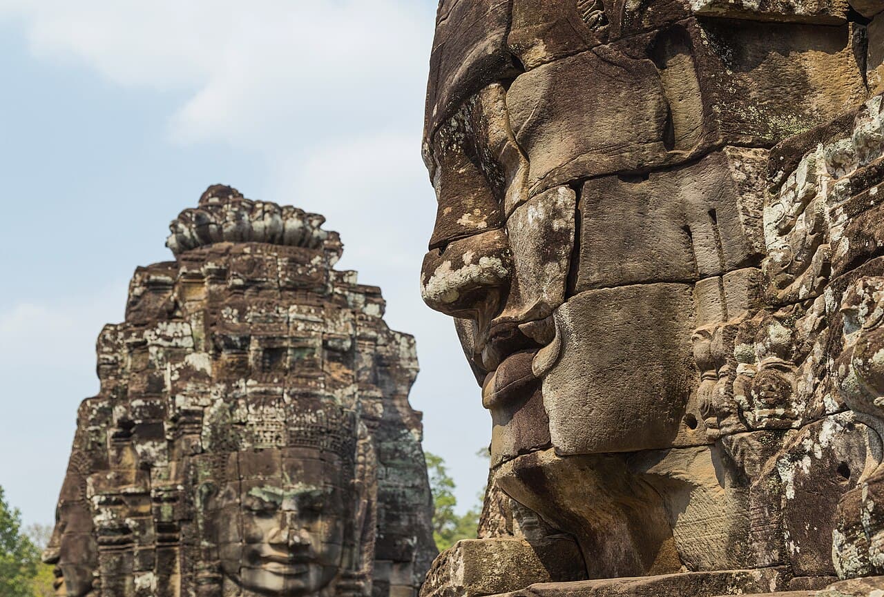 Store steinansikter hugget i tårnene på Bayon-tempelet