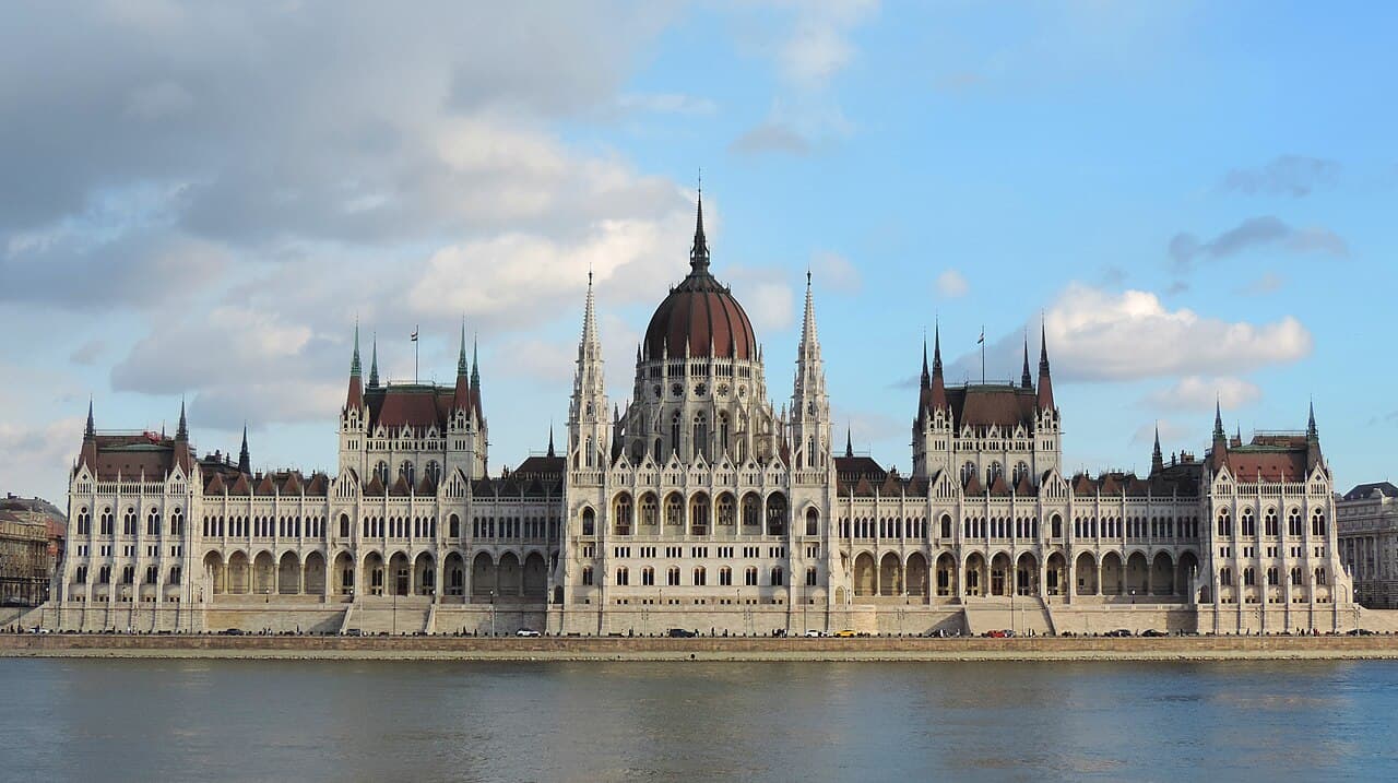 Parlamentsbygningen i Budapest sett fra andre siden av Donau