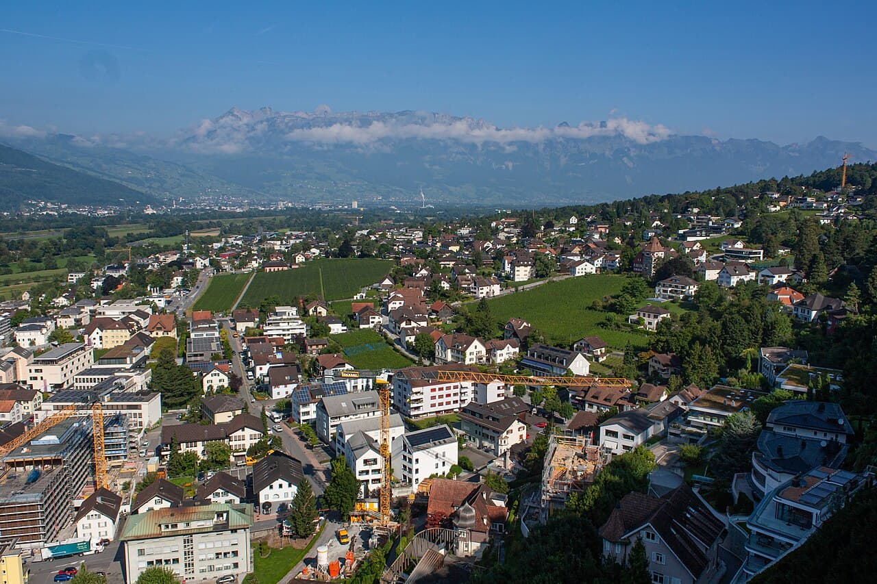 Utsikt over Vaduz med Rhindalen og fjellene rundt