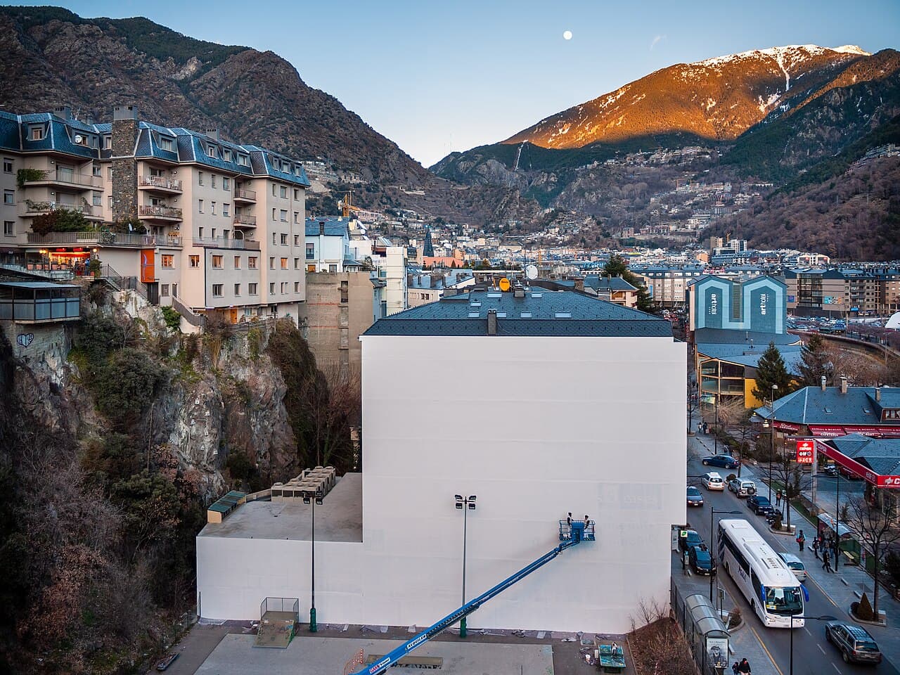 Byen Andorra la Vella i dalen mellom fjellene