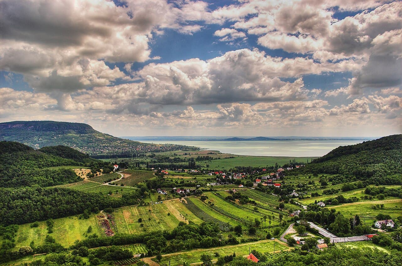 Balatonsjøen med bredden i forgrunnen