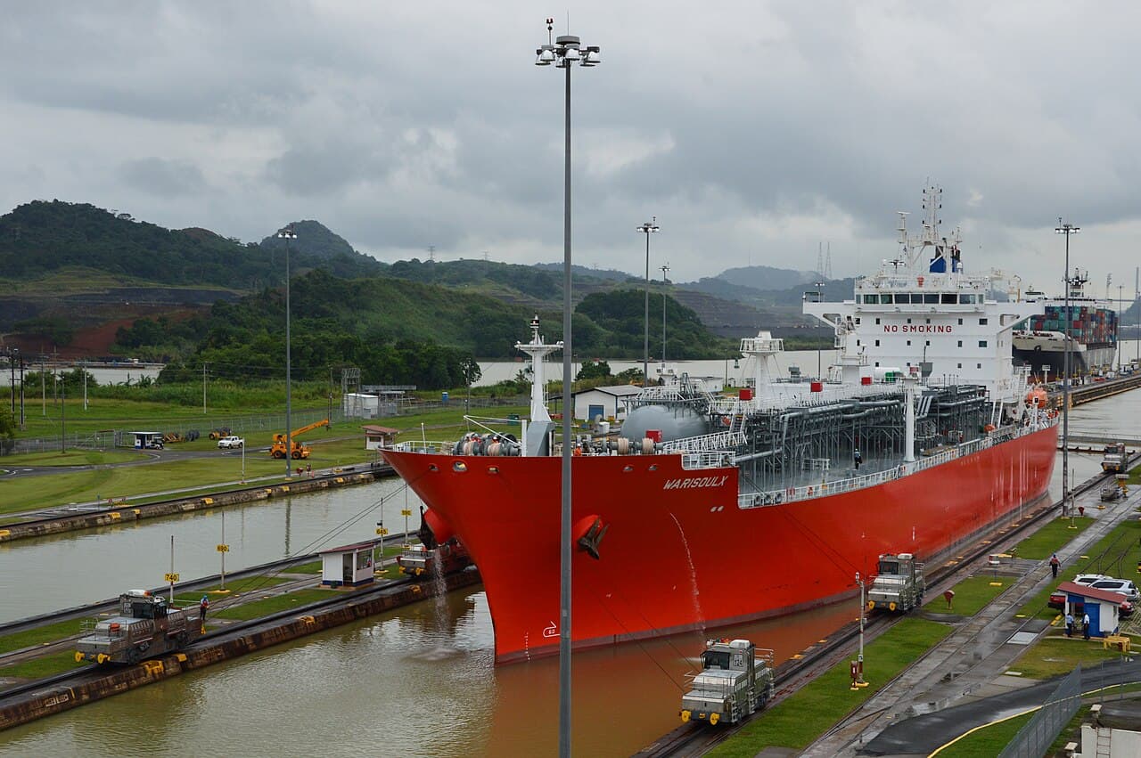 Miraflores-slusene i Panamakanalen med et skip