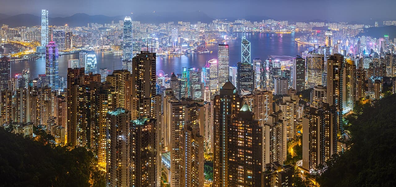Skyskraperne rundt Victoria Harbour opplyst om natten