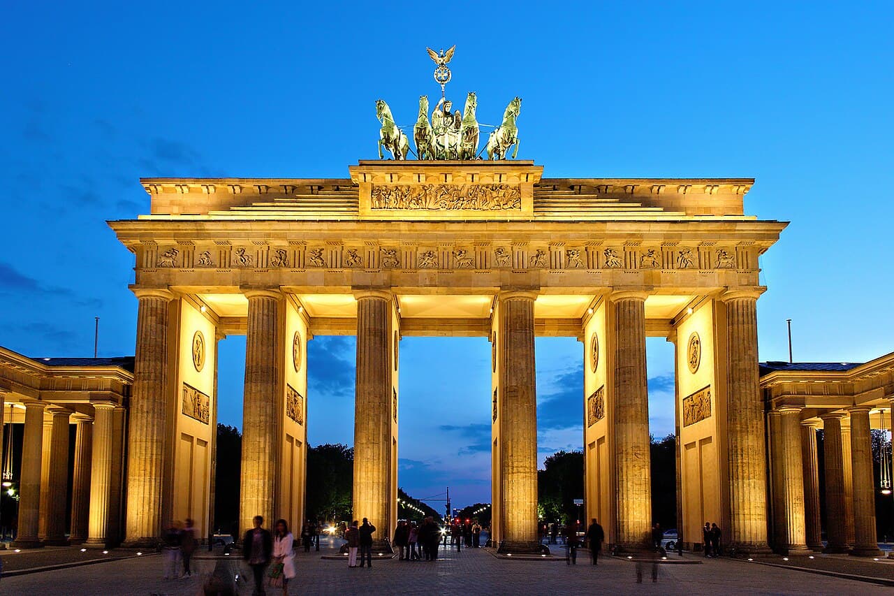 Brandenburger Tor i Berlin opplyst om kvelden