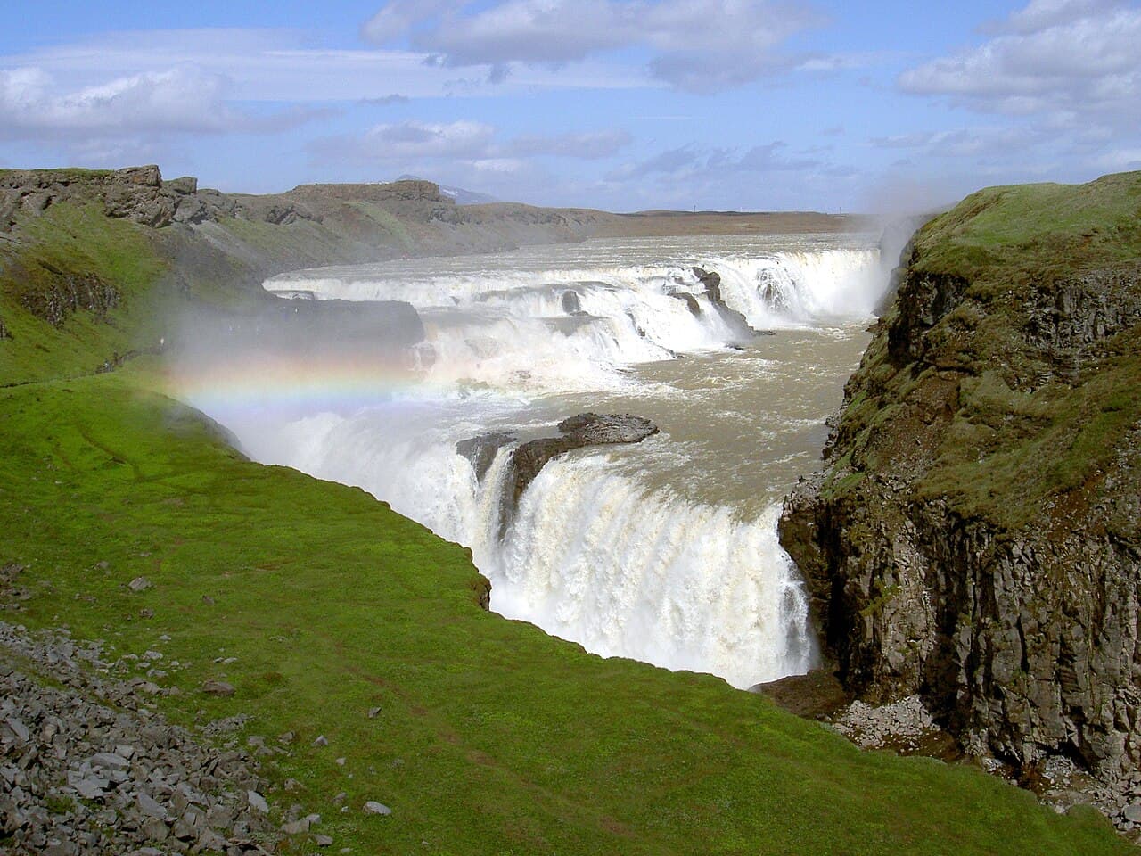 Fossen Gullfoss som styrter ned i en juv