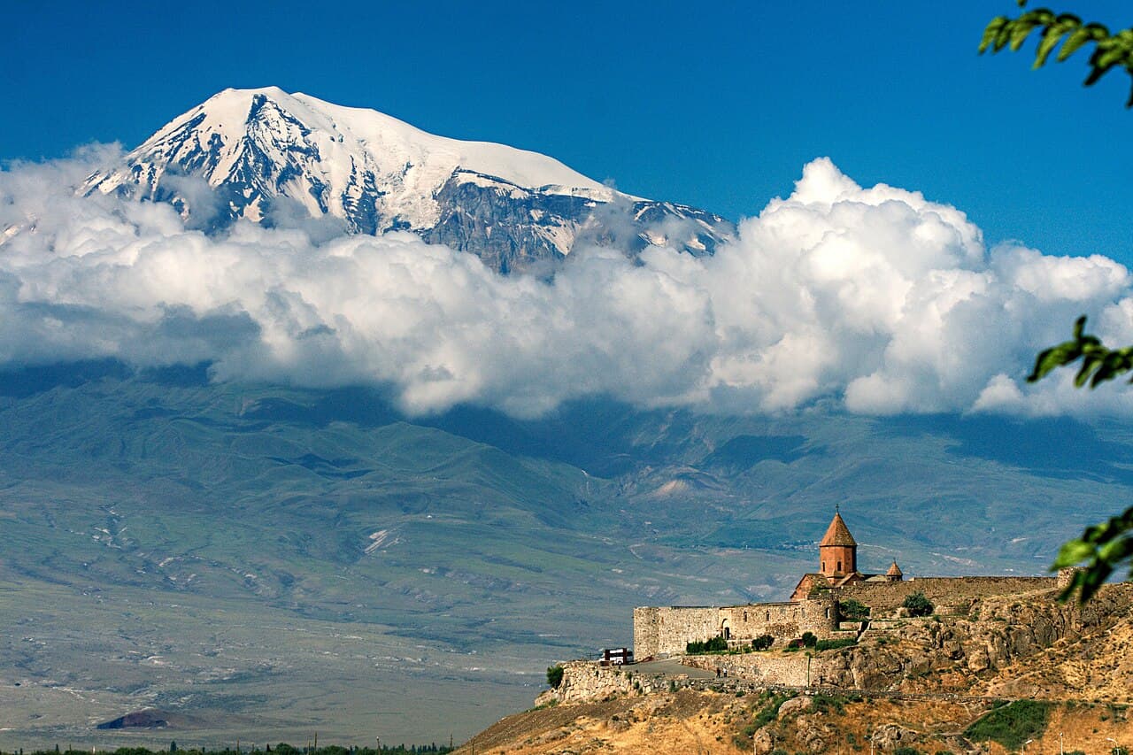 Klosteret Khor Virap med det snødekte Ararat bak