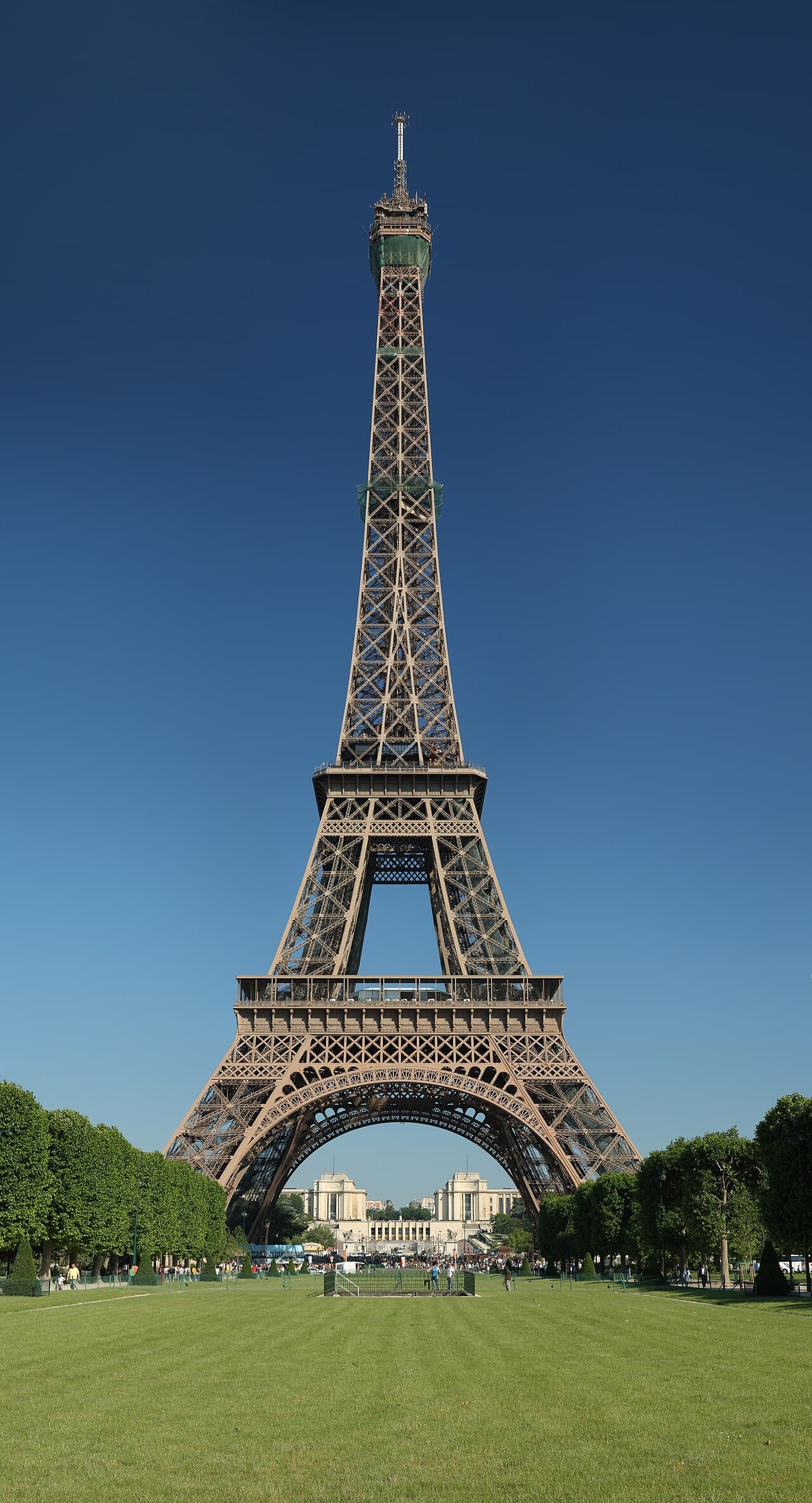 Eiffeltårnet i Paris mot en blå himmel