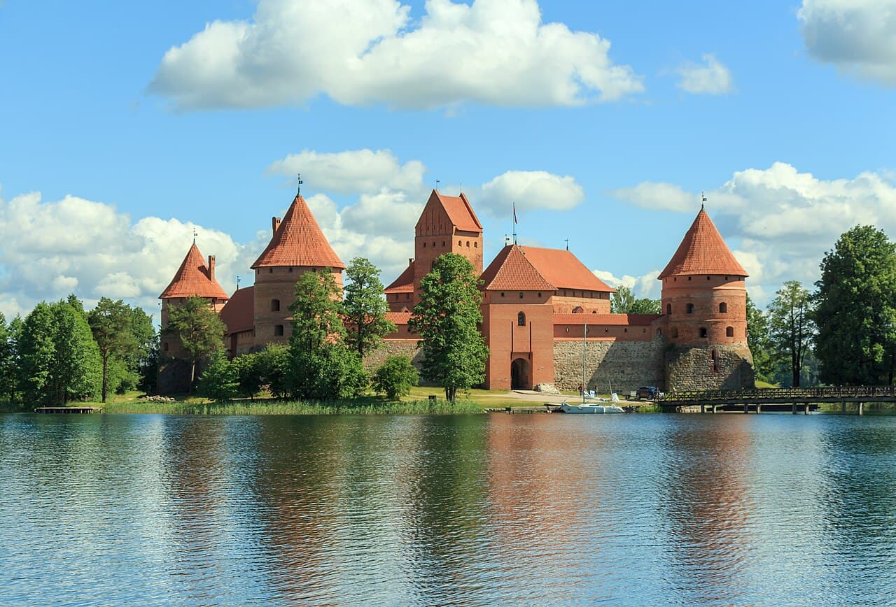 Den røde teglborgen Trakai på en øy i innsjøen