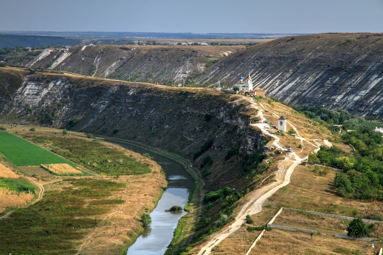 Kalksteinsklippen over elven Răut ved Orheiul Vechi