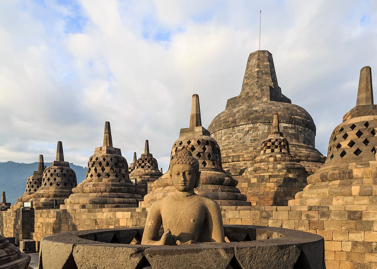 Klokkeformede stupaer på Borobudur-tempelet med fjell i bakgrunnen