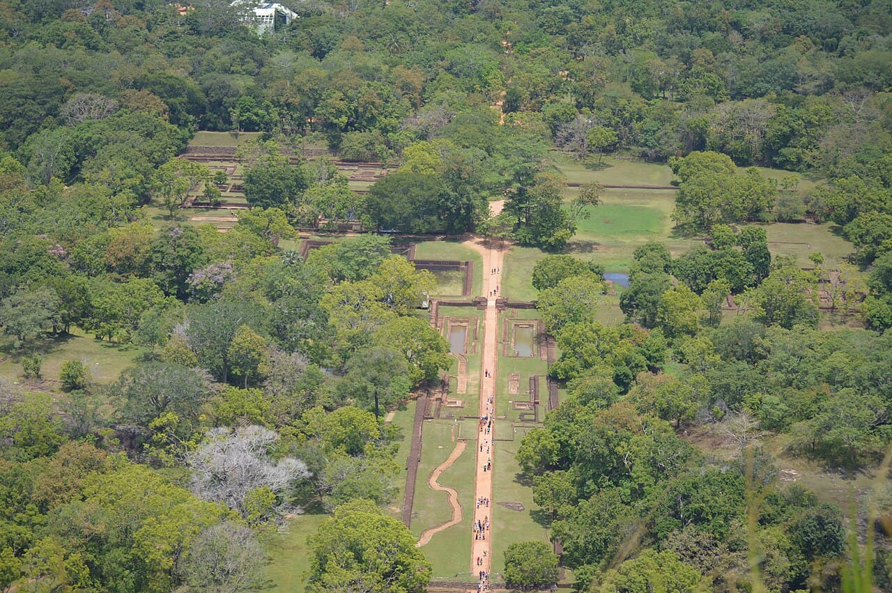 Den bratte klippen Sigiriya reiser seg over den grønne jungelen