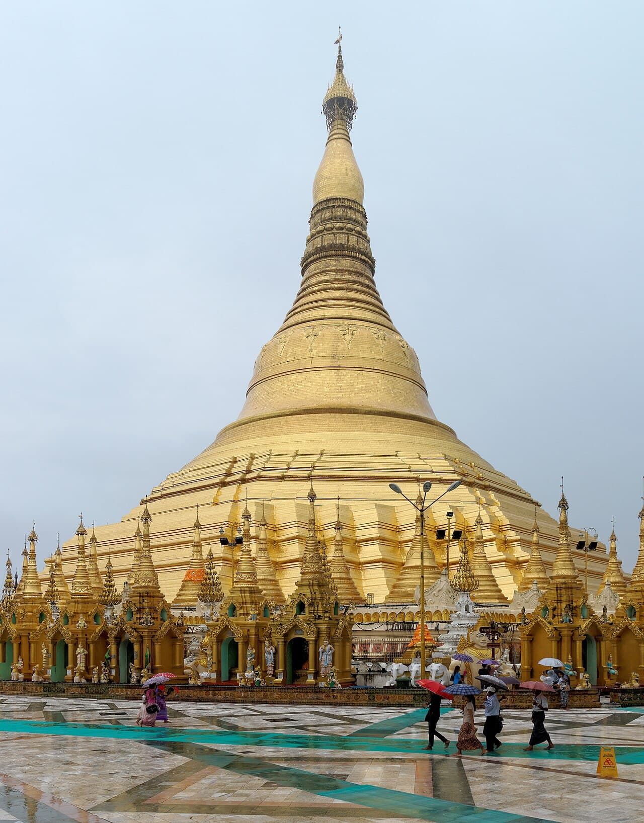 Den gullkledde Shwedagon-pagoden som lyser mot kveldshimmelen