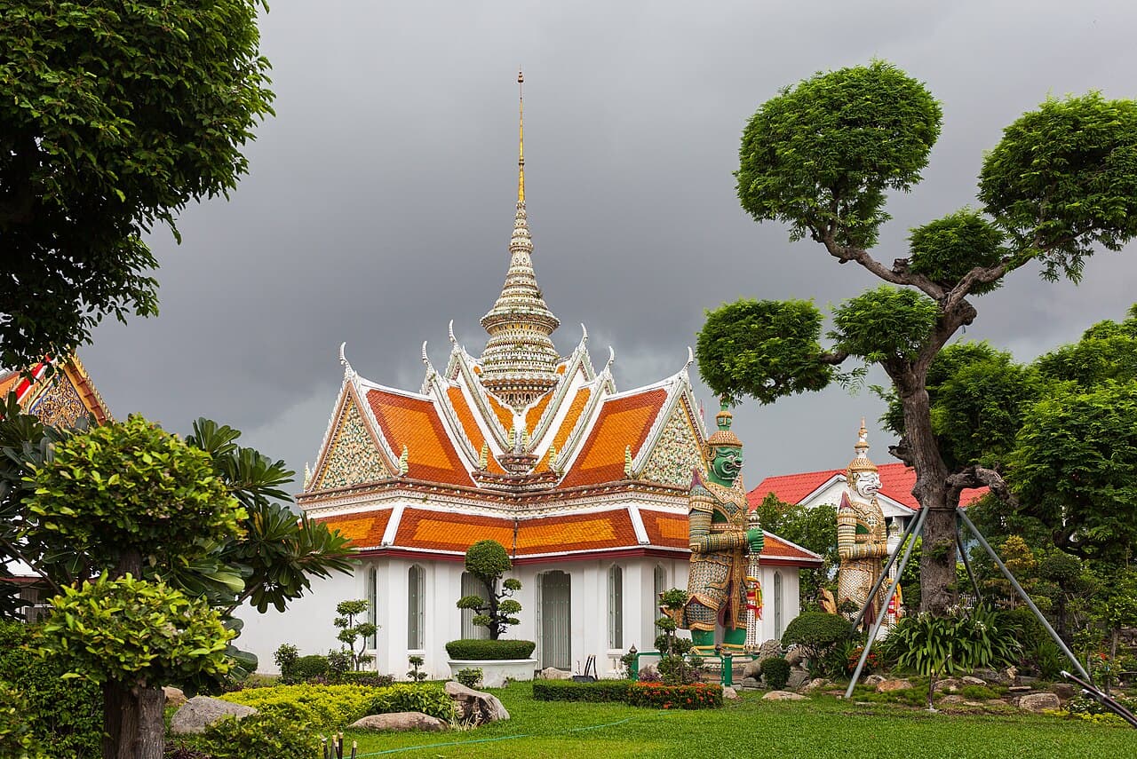 Det spisse tårnet til tempelet Wat Arun ved Chao Phraya-elven i Bangkok