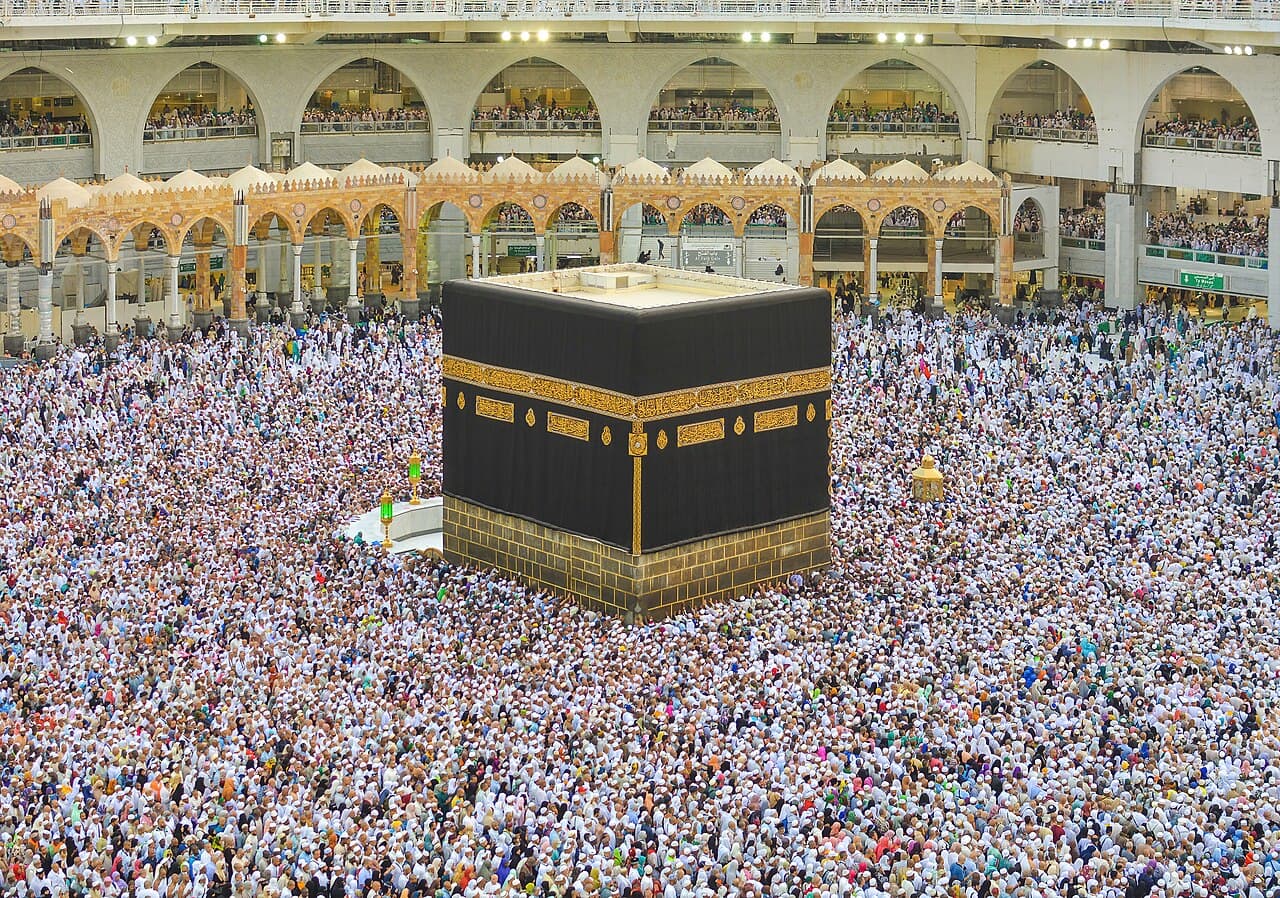 Pilegrimer i hvitt sirkler rundt Kaba i Den store moskeen i Mekka