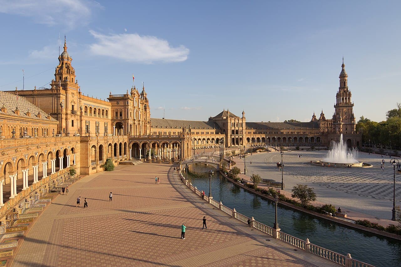 Den halvsirkelformede Plaza de España i Sevilla