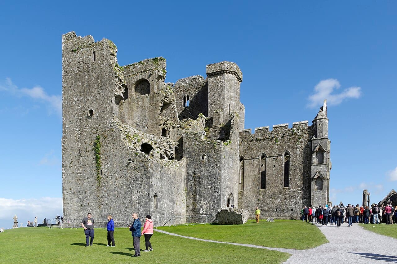 Middelalderborgen Rock of Cashel på en kalksteinsknaus