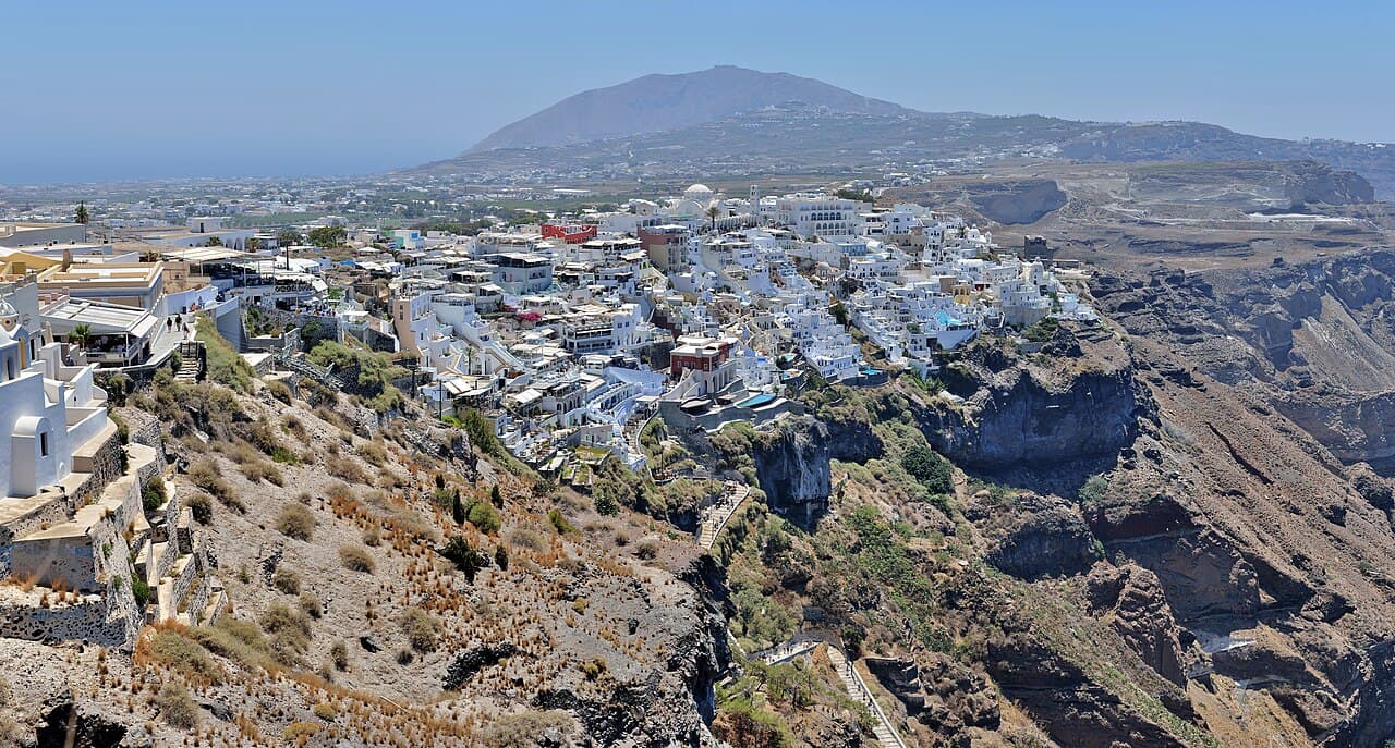 Hvite hus langs kalderakanten i Fira på Santorini