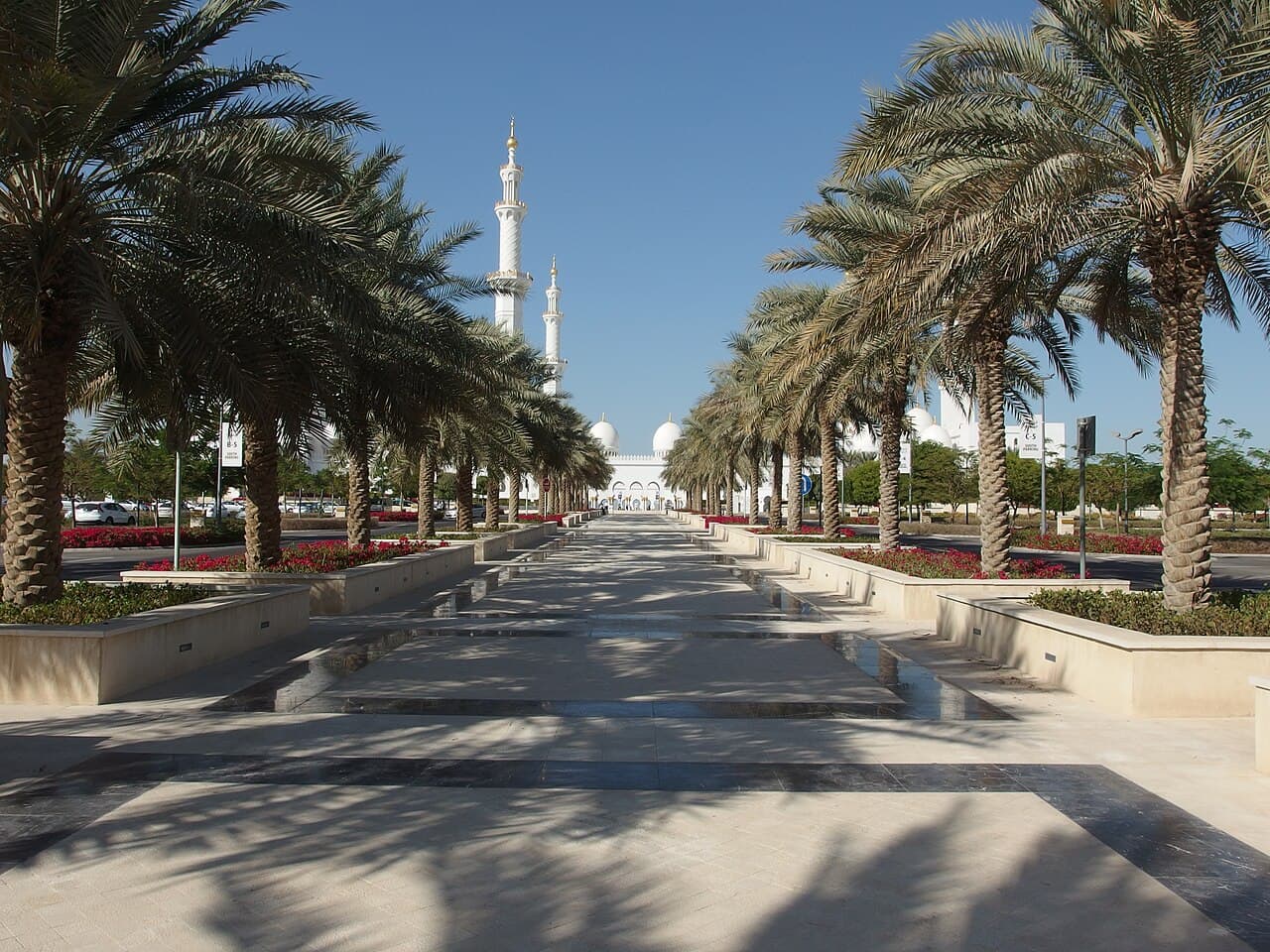 Den hvite Sheikh Zayed-moskeen med mange kupler og minareter