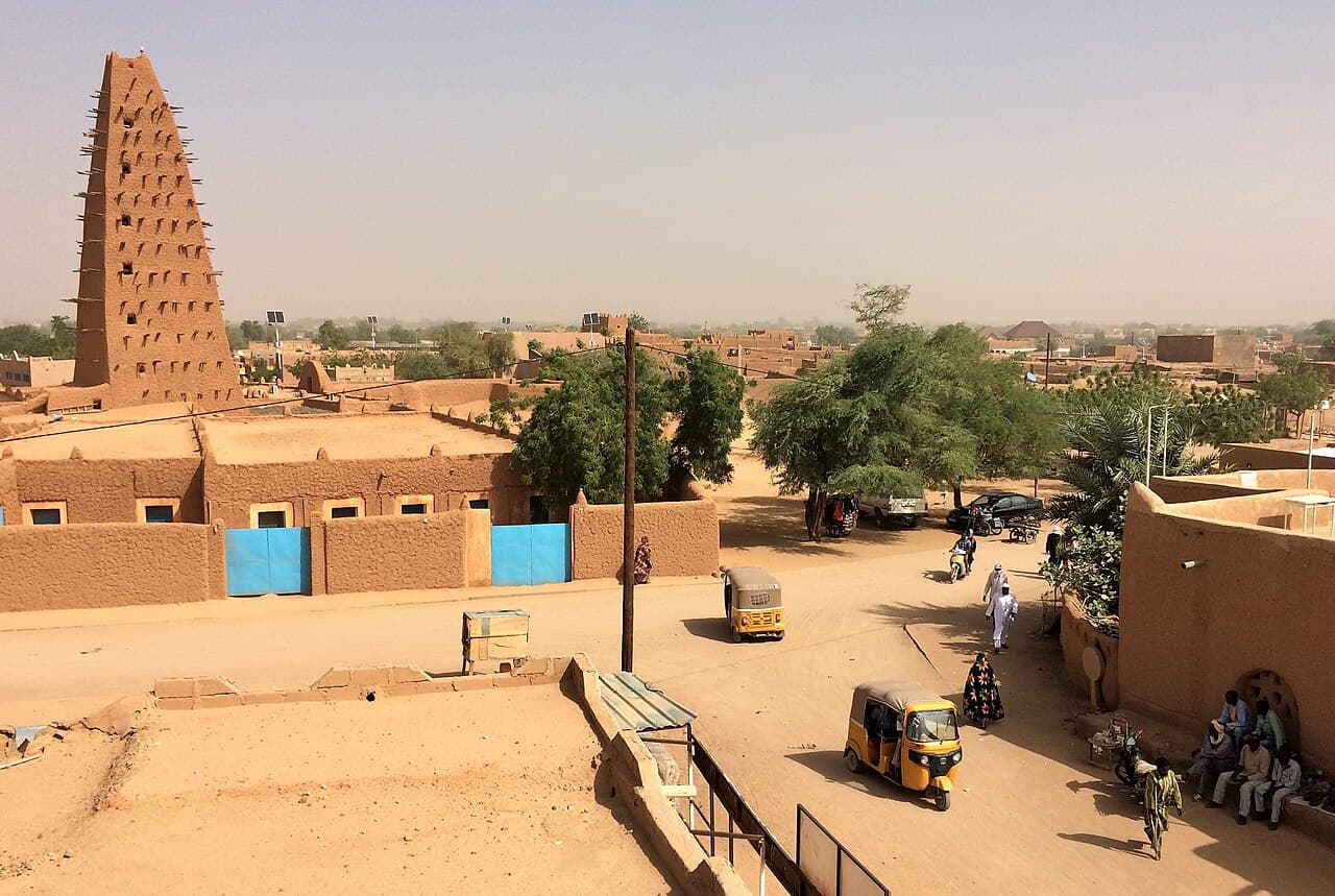 Den høye leirminareten på stormoskeen i Agadez