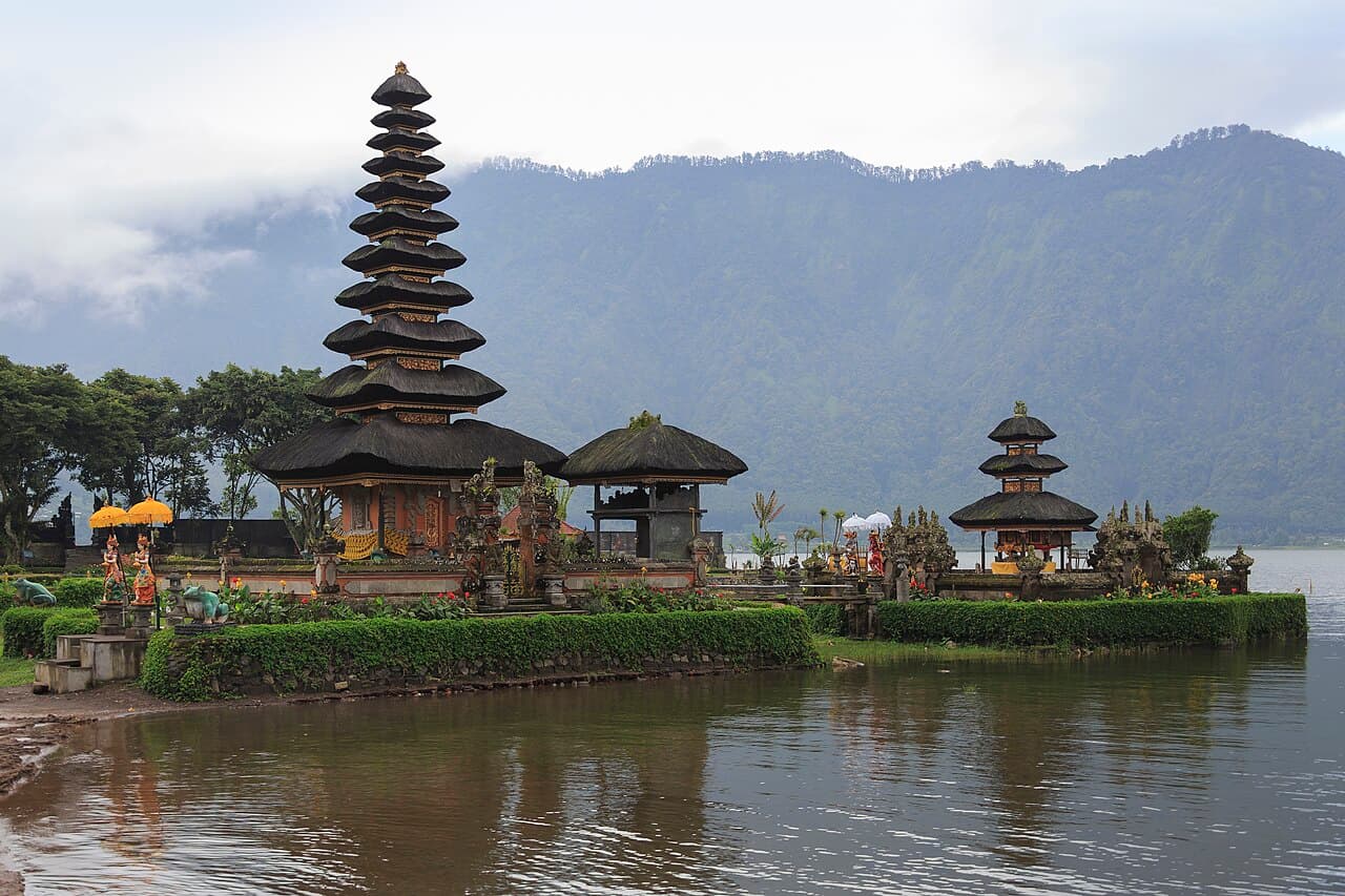 Vanntempelet Pura Ulun Danu Bratan speiler seg i innsjøen på Bali