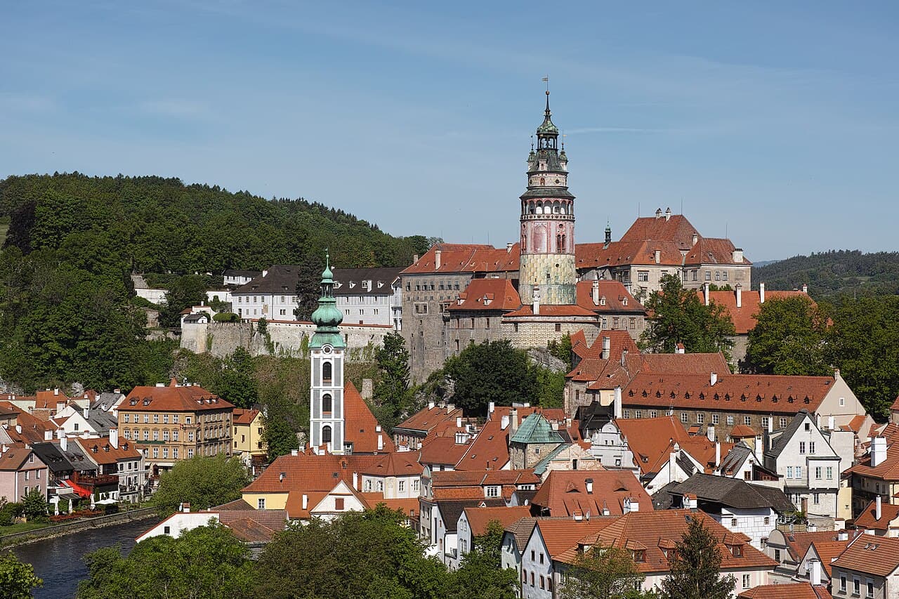 Den historiske bykjernen i Český Krumlov i en elveslynge