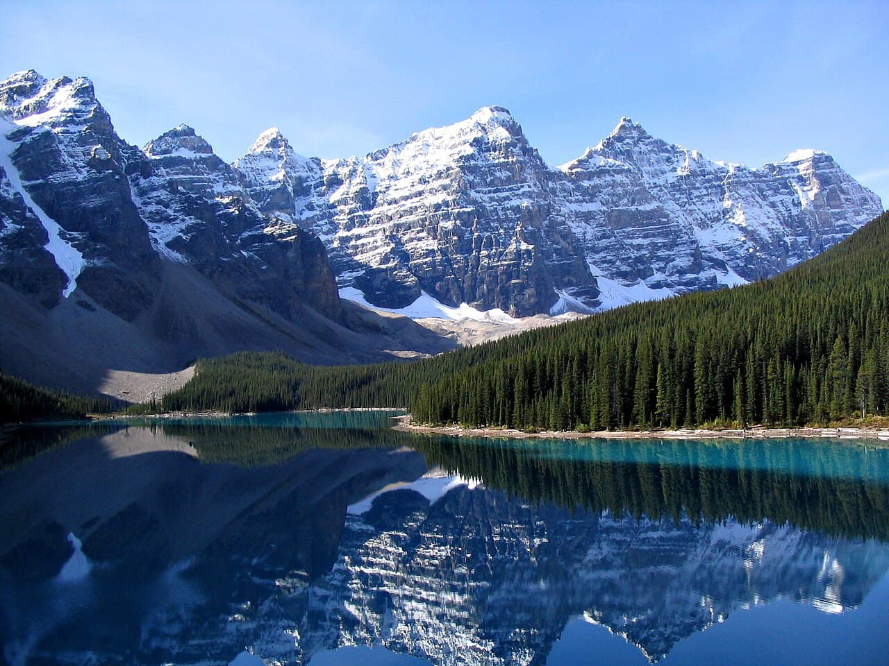 Den turkise Moraine Lake omgitt av fjelltopper