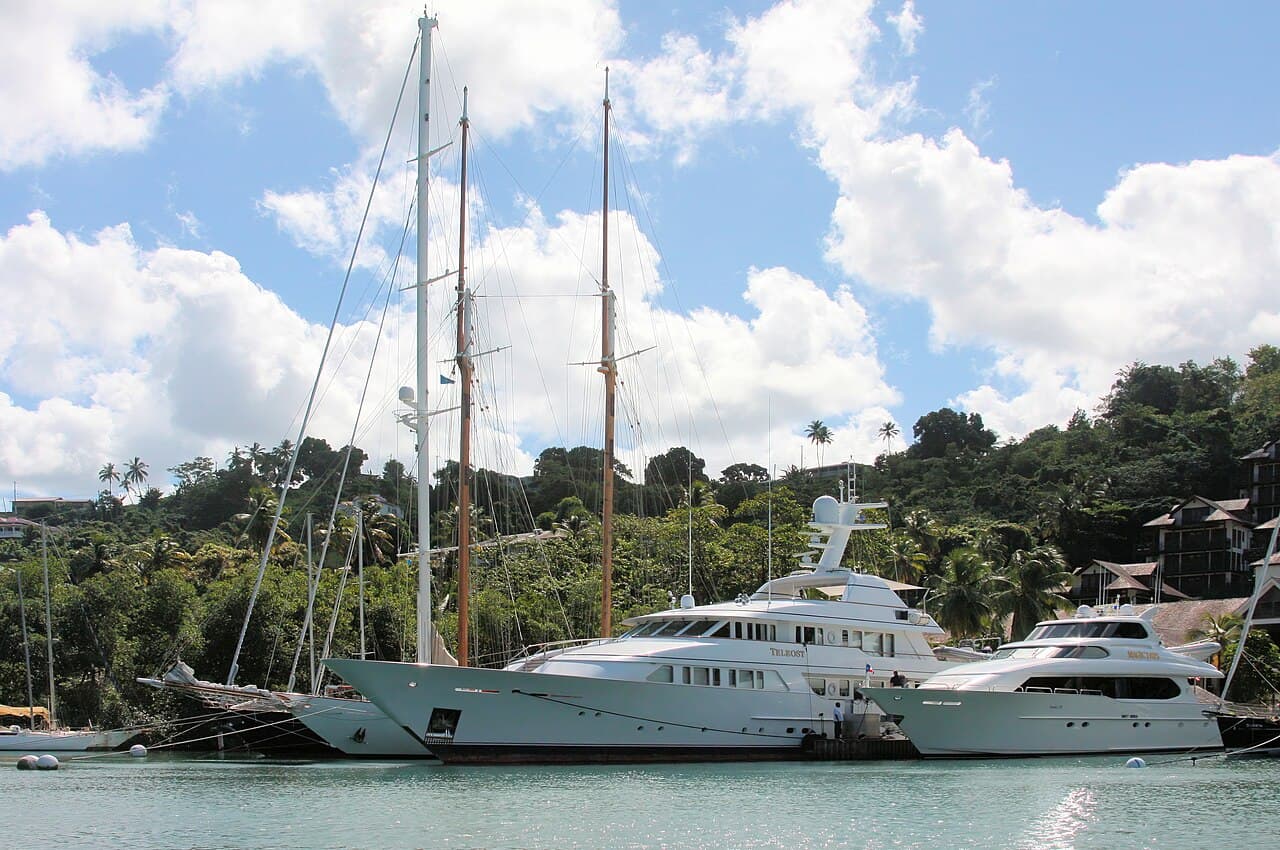 Seilbåter i den innelukkede Marigot Bay