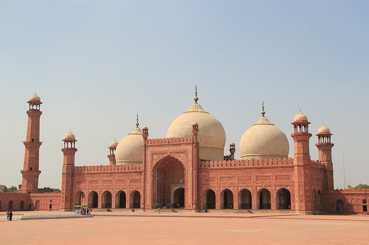 Badshahi-moskeen i Lahore i rød sandstein