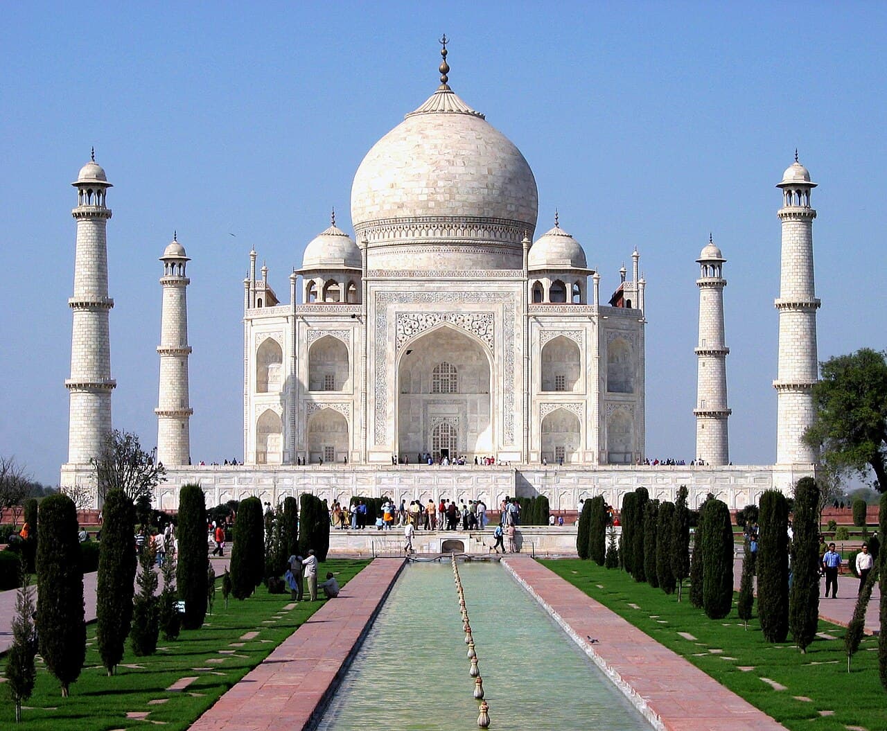 Taj Mahal i hvit marmor med speilbassenget foran