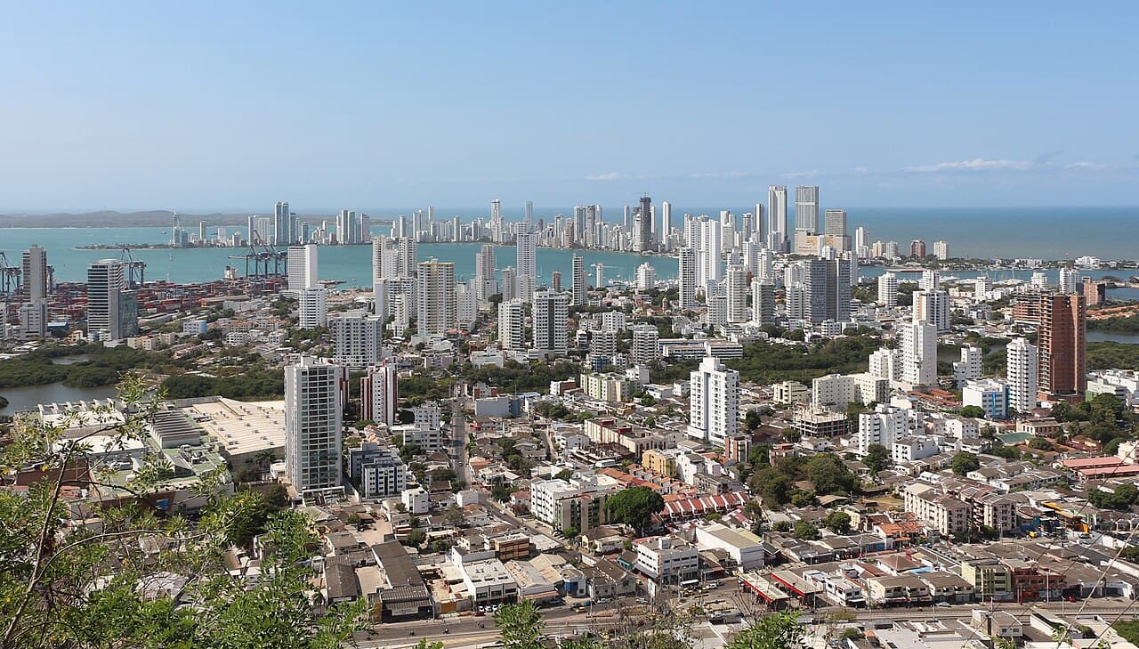 Utsikt over Cartagena med gamlebyen og havet