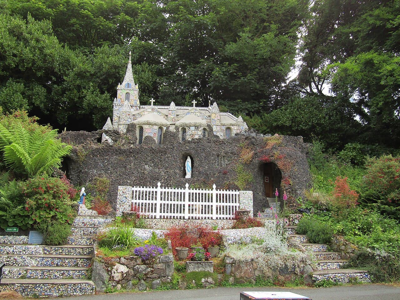Det lille kapellet på Guernsey, dekket av knust porselen