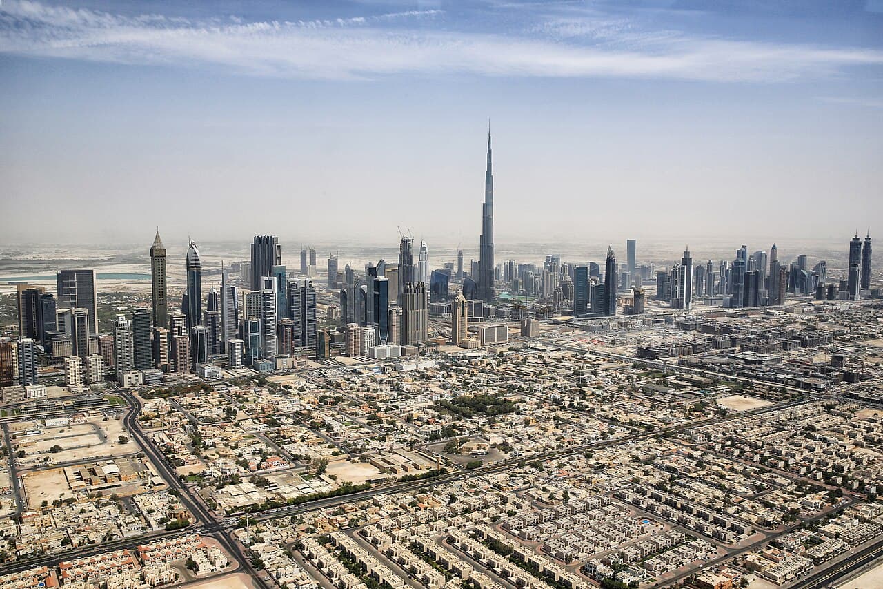 Dubais skyline med den ruvende Burj Khalifa i midten