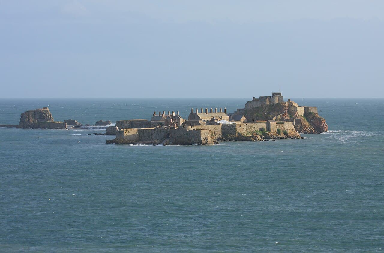 Elizabeth Castle på en holme utenfor Saint Helier