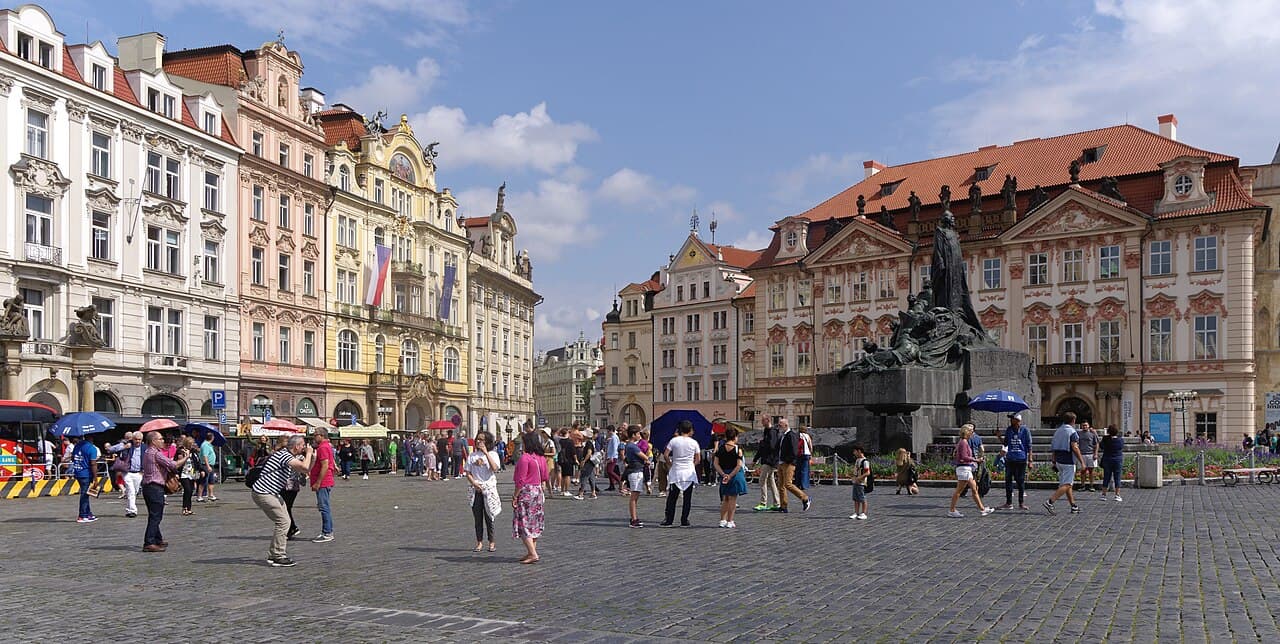 Gamlebytorget i Praha med fargerike fasader
