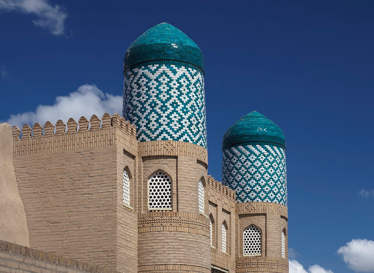 Tårnene i Konya Ark-festningen i den murkransede byen Khiva