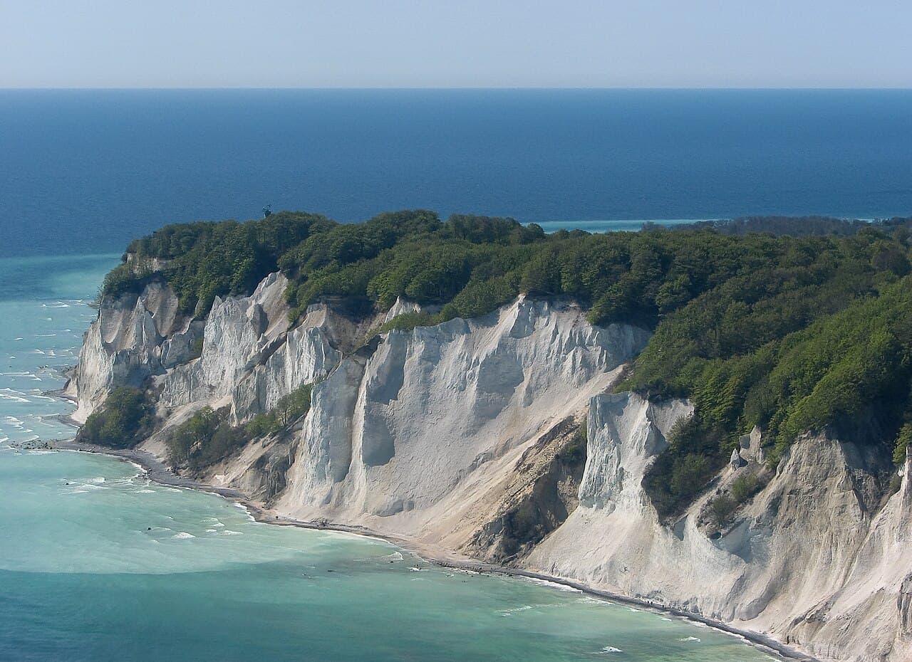 De hvite kritklippene på Møns Klint over Østersjøen