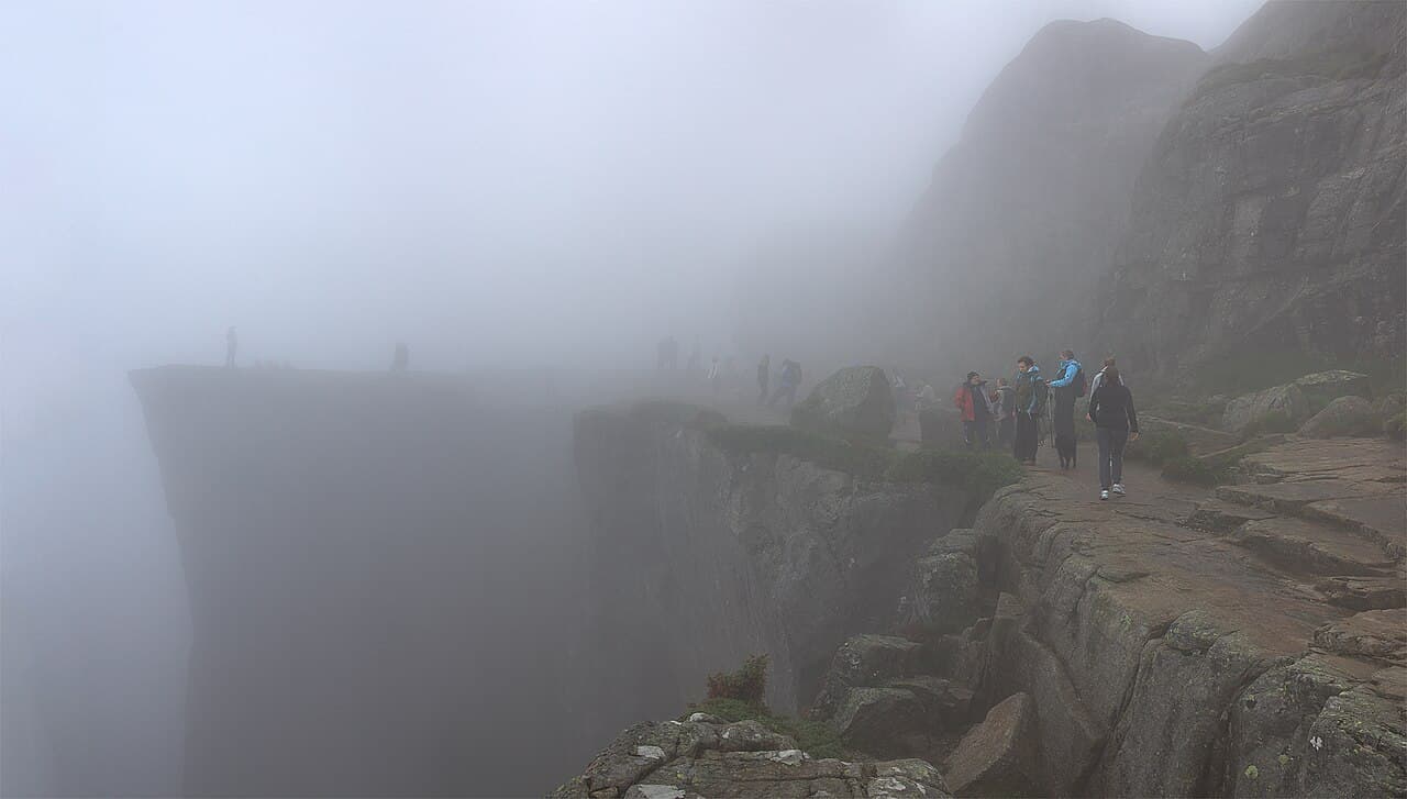 Klippeplatået Preikestolen høyt over Lysefjorden, med tåke rundt