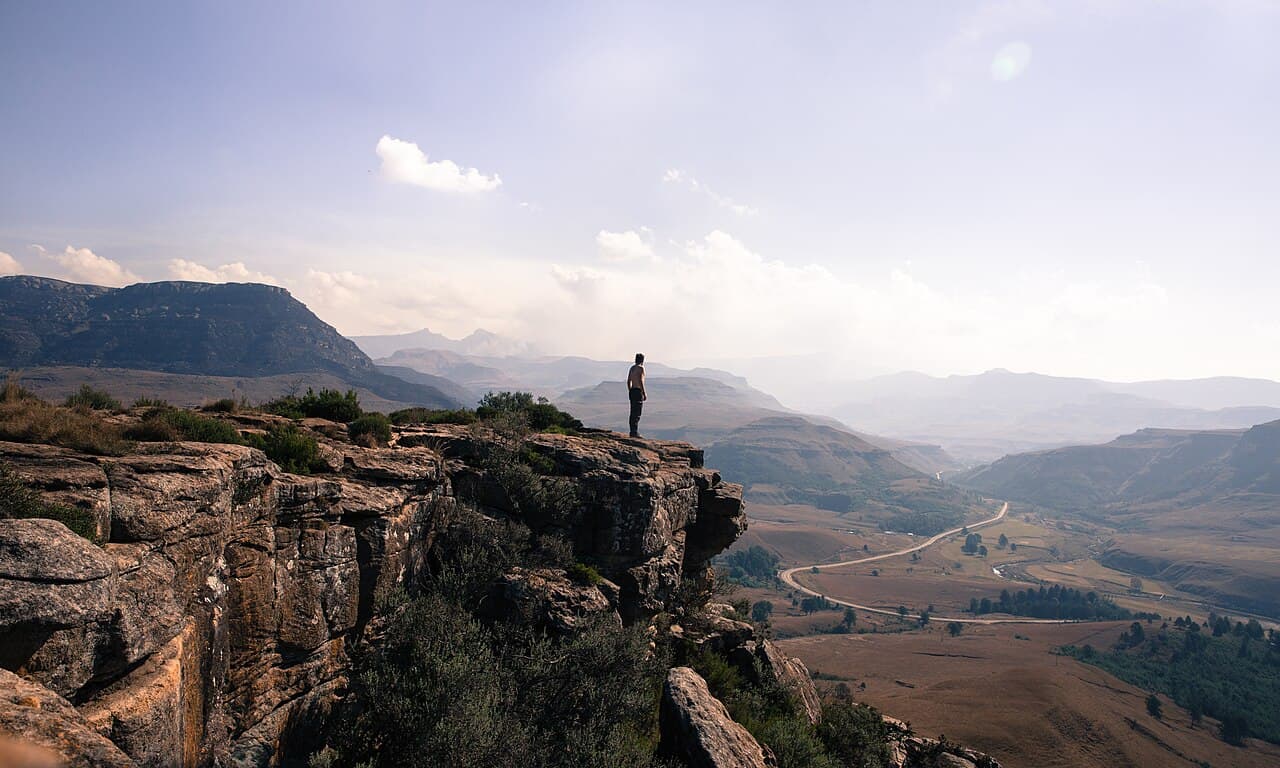 Bratt fjellvei som snor seg opp mot Sani-passet i Drakensberg