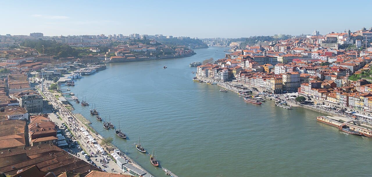 Elven Douro gjennom Porto med broer over
