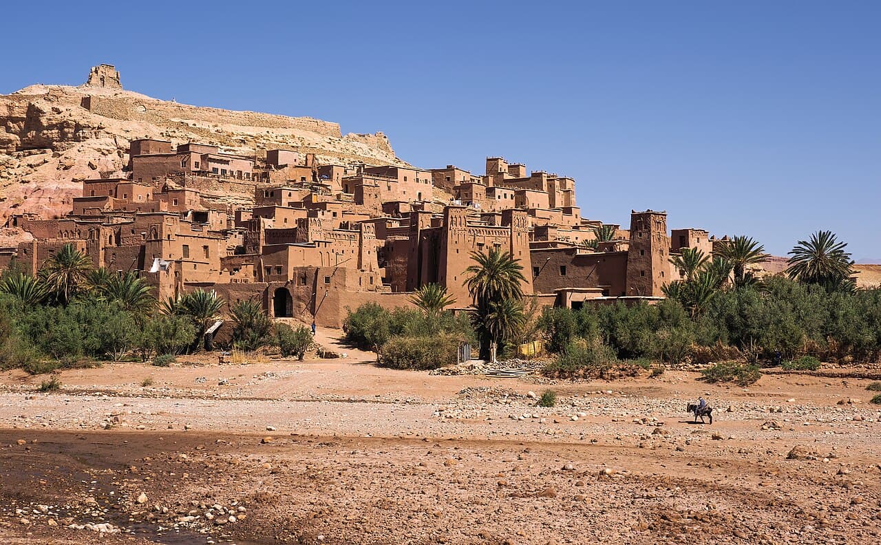 Leirfestningsbyen Aït Benhaddou i ørkenlandskapet