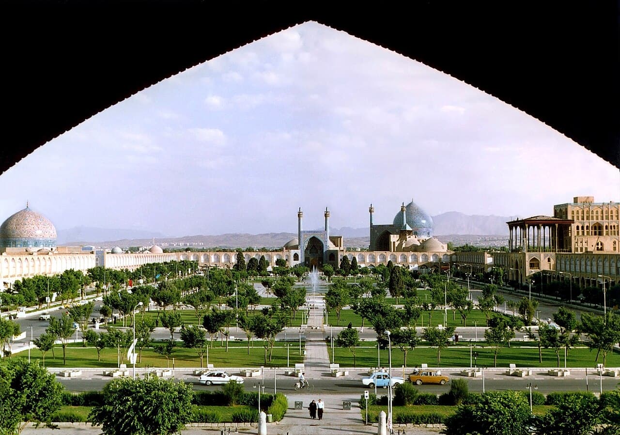 Den store Naqsh-e Jahan-plassen i Isfahan med den blå Shah-moskeen
