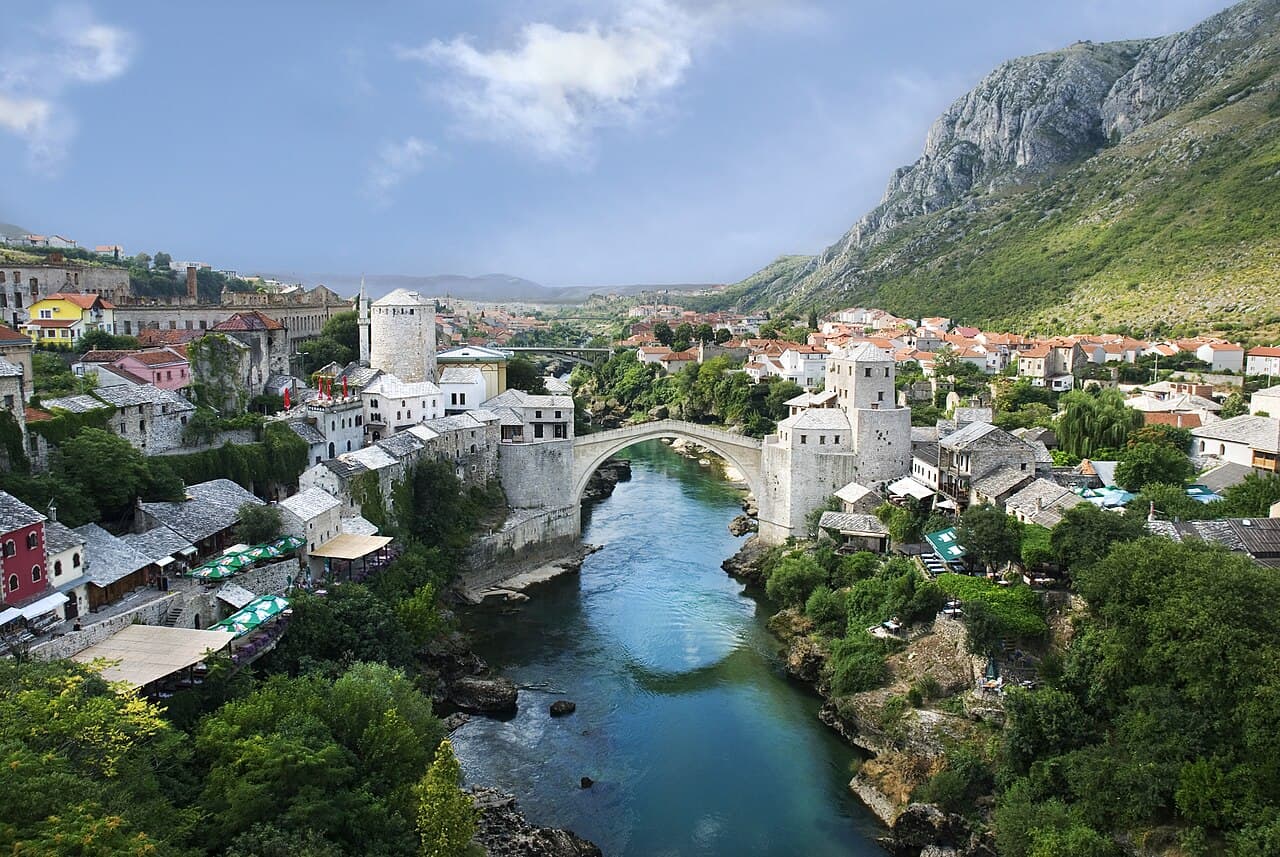 Den hvelvede steinbroen Stari Most over Neretva i Mostar