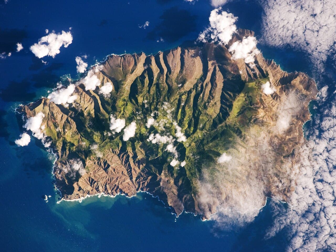 St. Helena sett fra verdensrommet, omgitt av åpent hav