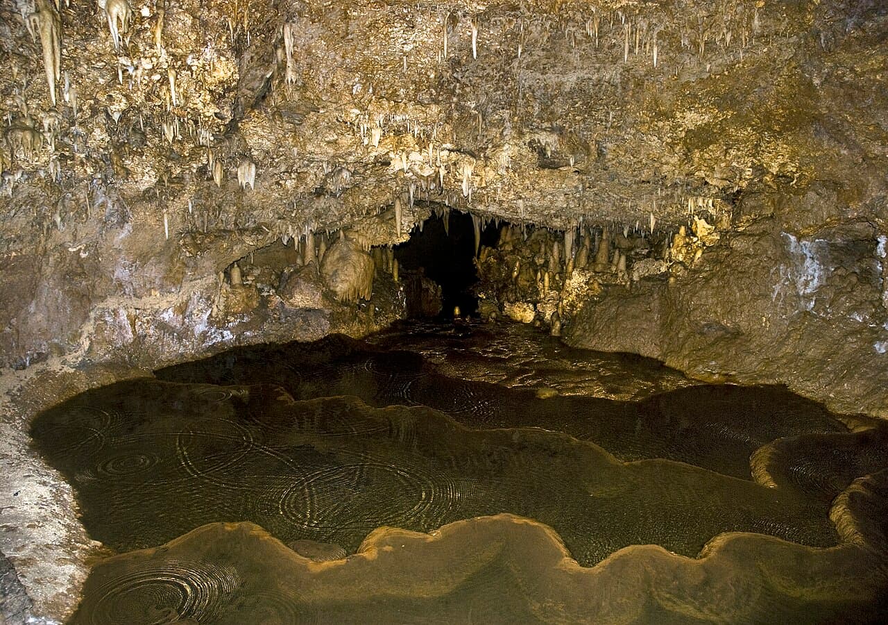 Dryppsteiner og underjordisk vann i Harrison's Cave