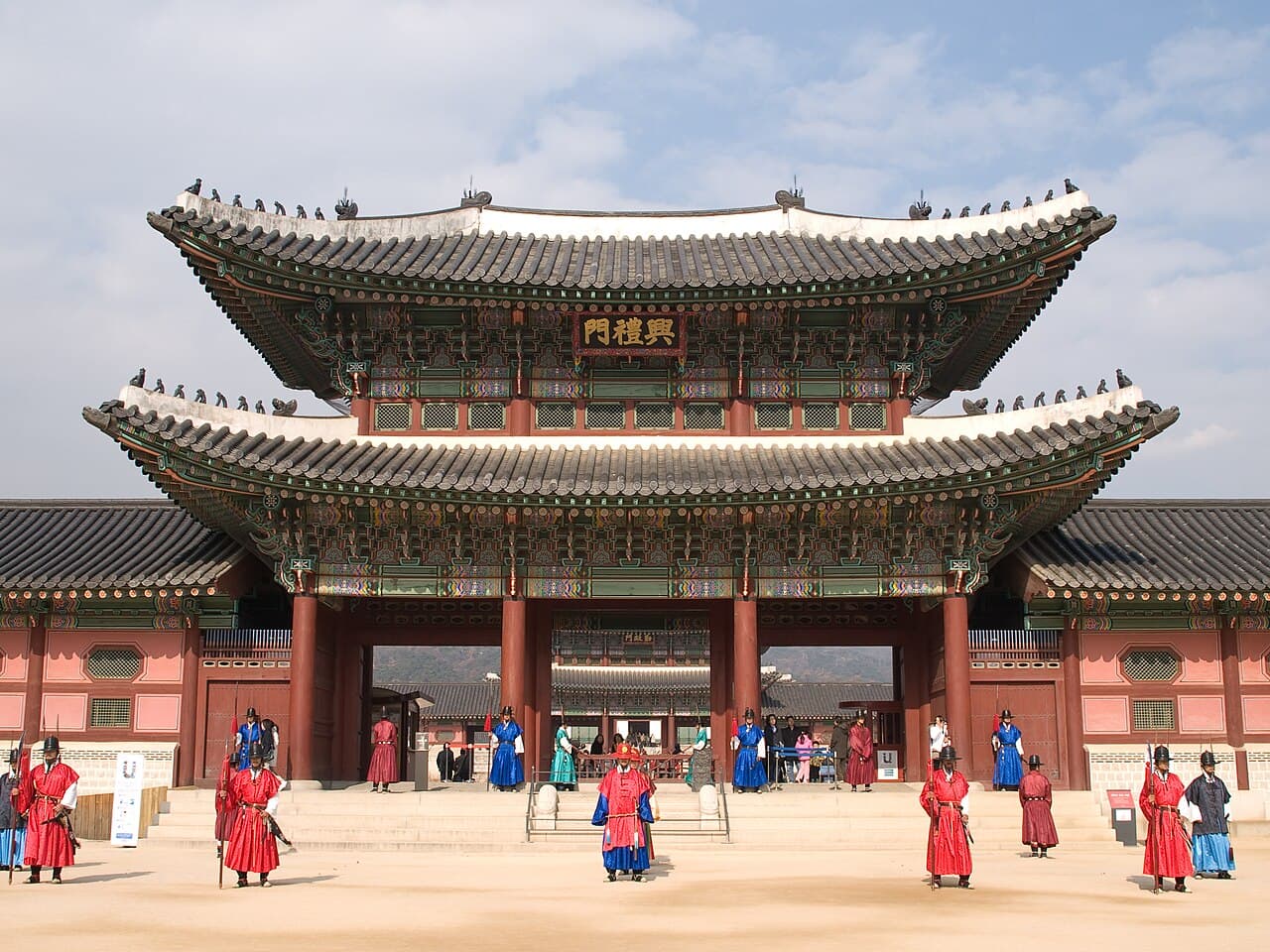 Vaktskifteseremoni i drakter foran Gyeongbokgung-palasset