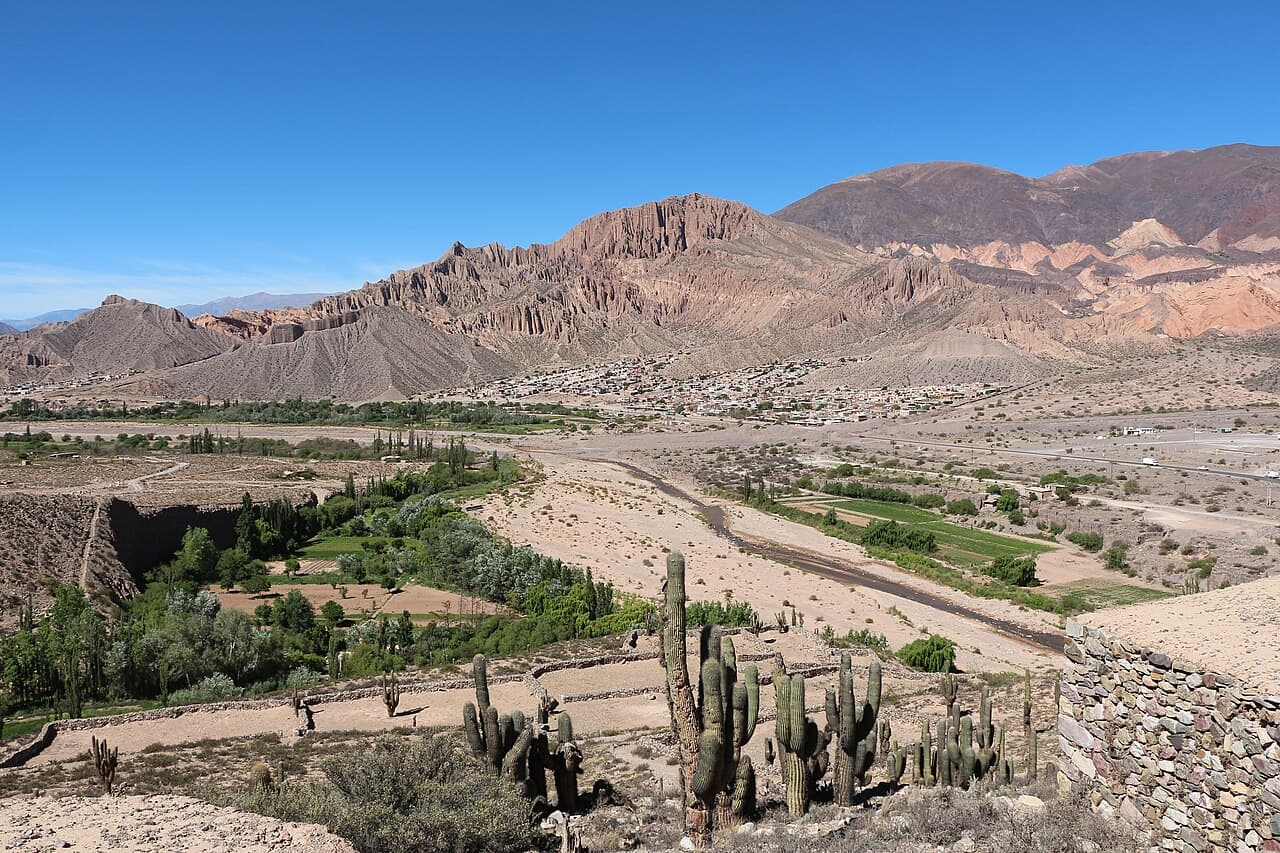 Fargede fjellsider i dalen Quebrada de Humahuaca