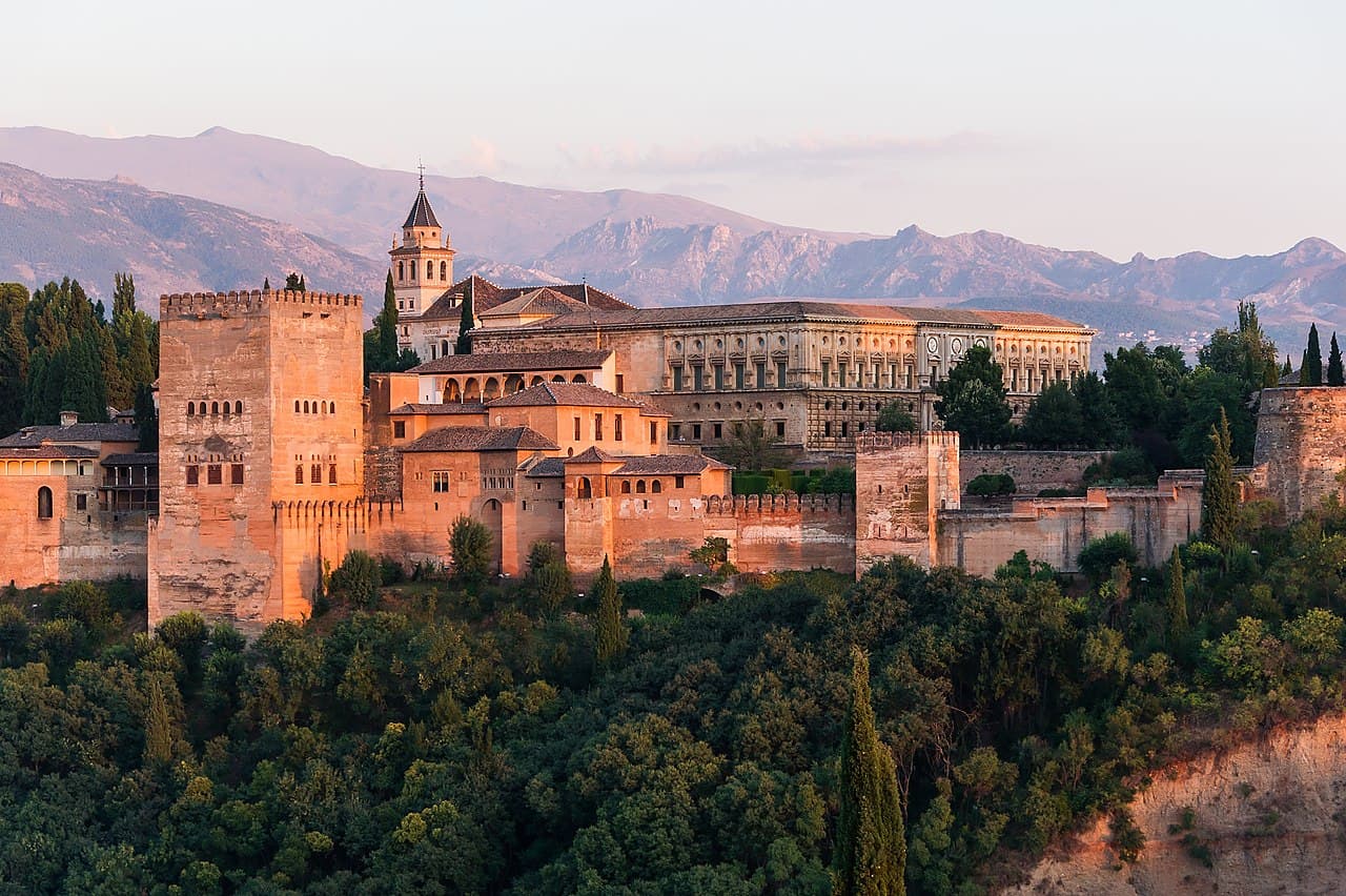 Alhambra i Granada med Sierra Nevada bak